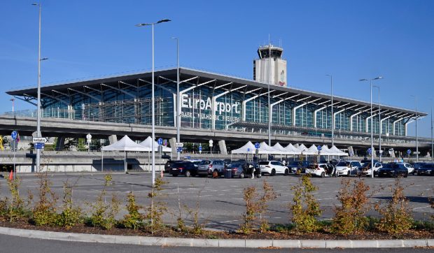 Aeroportul din Europa unde poți ateriza în trei țări simultan, iar cumpărăturile le poți face în două monede diferite