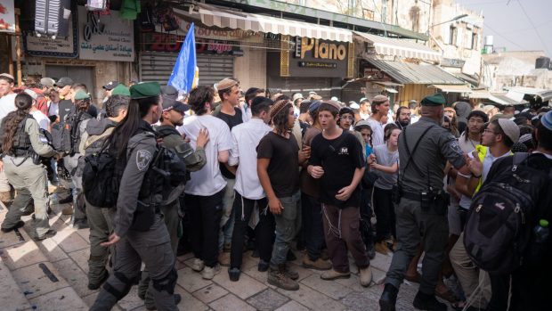 Tensiuni și haos la Ierusalim. Extremiștii de dreapta au strigat „moarte arabilor” la Marșul Drapelului și s-au încăierat atât cu palestinieni, cât şi cu alţi israelieni