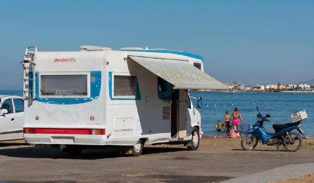 Grecia, țara preferată de români pentru vacanțele de vară, interzice staționarea liberă a autorulotelor