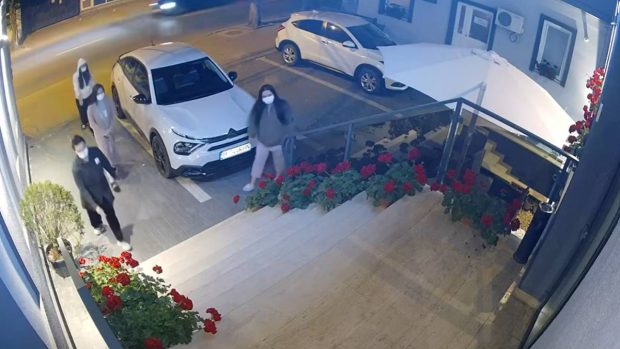 Patru femei din Craiova au luat cu asalt un hotel din oraș: „Dacă le recunoașteți, dați-ne de știre!” | VIDEO