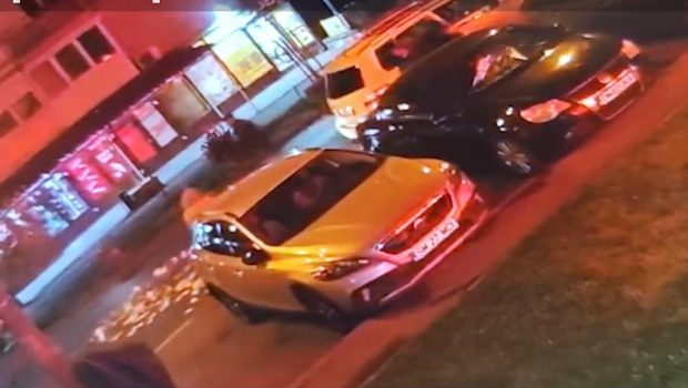 O femeie a aruncat cu bani pe stradă la Timișoara. Gestul rămâne un mister, dar suma este una importantă