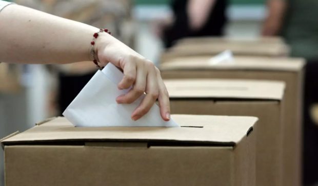 Zeci de sesizări au fost făcute pe durata campaniei electorale. MAI a început să ducă materialele electorale către secții