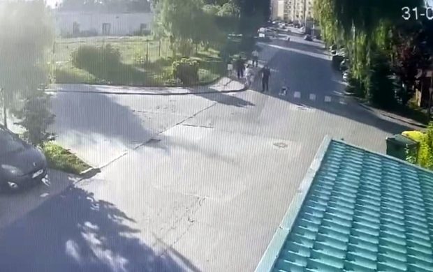 Momentul crimei din cartierul Cosmopolis de lângă București, surprins de o cameră de supraveghere | VIDEO