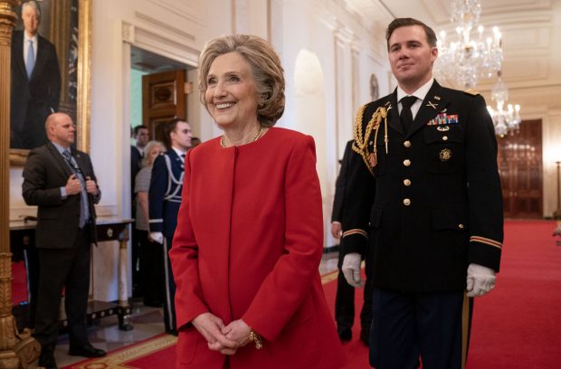 Fost angajat al Casei Albe dezvăluie secrete întunecate despre Hillary Clinton și o compară cu „Lista lui Schindler”