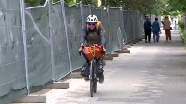 De ce a pedalat un francez de 65 de ani 4.500 km până la Constanța, cu sacoșele cu medicamente agățate de bicicletă