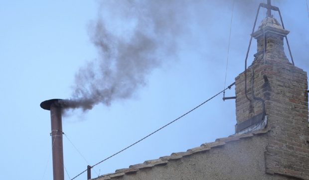 LIVE TEXT Fum negru, din nou, la Vatican. Votul pentru alegerea unui nou papă va continua