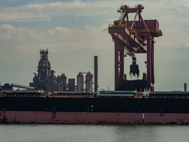 Un angajat ArcelorMittal va primi 330.000 de euro de la gigantul siderurgic, după ce a orbit în urma unui accident de muncă