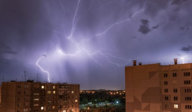 Cod galben de ploi cu descărcări electrice până marți seara, în București