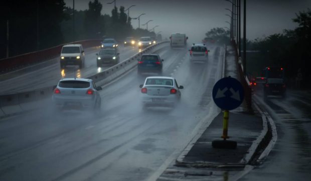 Cod roşu de furtuni violente și ploi torenţiale în judeţele Argeş şi Dâmboviţa. Ce localități sunt afectate