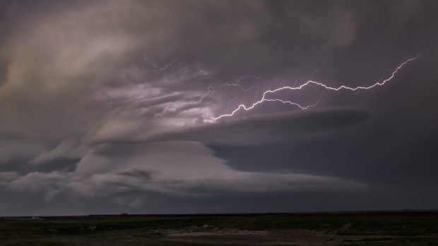 Cod roşu de grindină, ploi torenţiale şi vijelie puternică, posibil cu aspect de tornadă, în judeţele Dolj şi Mehedinţi