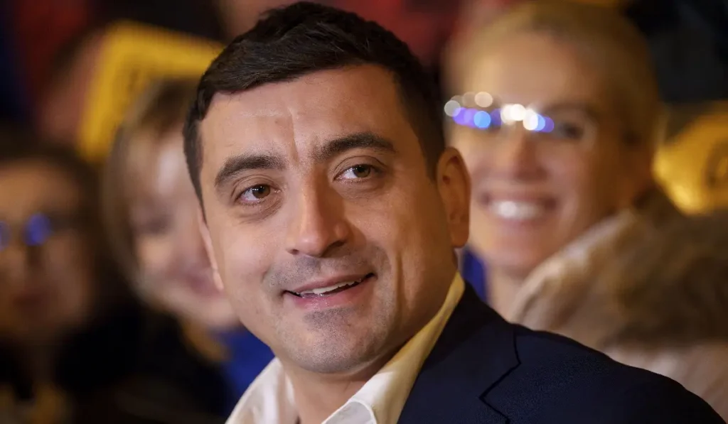 Presedintele partidului AUR, George Simion, sustine o conferinta de presa in fata sediului Inaltei Curti de Casatie si Justitie (ICCJ), unde sustine ca a depus o contestatie in anulare la hotararea CCR privind anularea alegerilor prezidentiale, in Bucuresti, sambata, 7 decembrie 2024.
