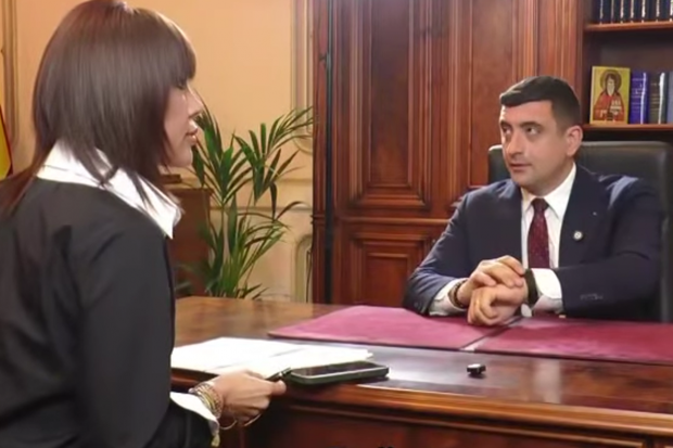 Un minut și 23 de secunde – atât a rezistat George Simion înainte să cedeze nervos la prima întrebare din interviul cu Denise Rifai. A zis că ia pauză 5 minute și nu s-a mai întors I VIDEO