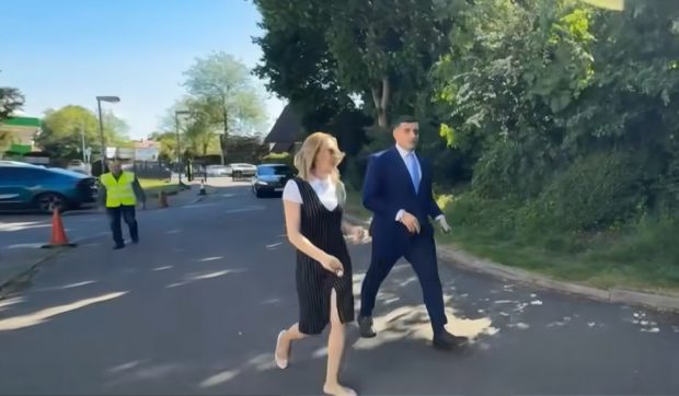 George Simion a rupt-o la fugă, la Londra, ca să scape de românii veniți să-l ia la întrebări, la un miting electoral: „Iese prin spate!”