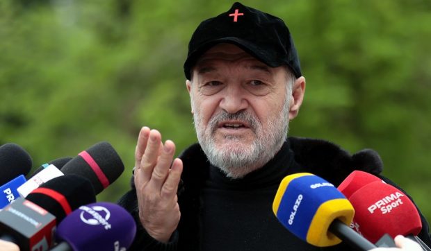 Gigi Becali nu mai are voie să cânte la strană în Catedrala Mântuirii Neamului. Motivul invocat de Patriarhul Daniel