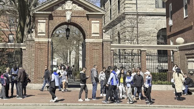 Ce se întâmplă cu studenții români care învățau la Harvard? Reacția Ministerului Educației după ce administrația Trump a dat afară studenții străini