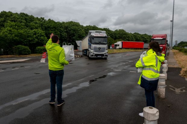Șofer român de TIR aproape de un atac de cord, când cocaina de 3,8 milioane de euro pe care o transporta a fost găsită de vameși