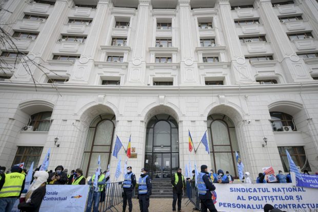 Numărul bugetarilor a scăzut doar pe hârtie. În realitate, Ministerul Finanțelor a scos aproape 5.000 de posturi dintr-un fișier și le-a introdus în altul