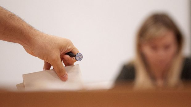 Românii din diaspora care își pozează votul riscă dosar penal. BEC: „Este o faptă interzisă prin lege”