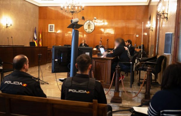 Un român a suferit un AVC în fața judecătorilor care se pregăteau să-l condamne. Riscă 19 ani de închisoare, în Spania