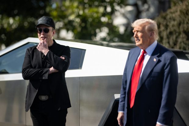 Musk și-a compromis banii colaborând cu Trump. Averea record de 486 de miliarde de dolari din decembrie 2024 s-a redus la „doar” 335 de miliarde de dolari