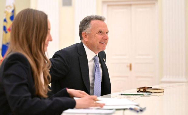 Omul trimis de Trump să negocieze cu Putin n-a adus cu el și traducător și a folosit doar translatori de la Kremlin