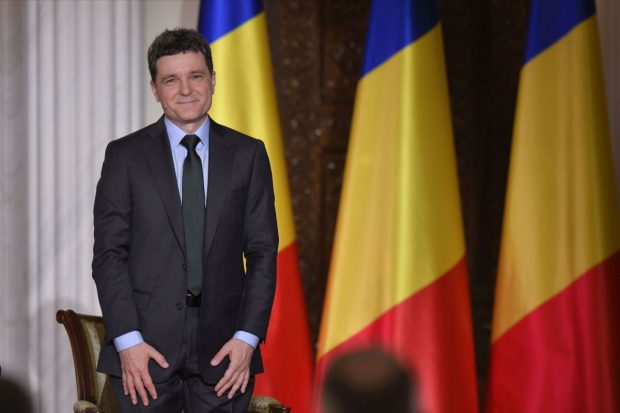 Nicușor Dan îl face „disperat” pe Marcel Ciolacu, după ce premierul a trimis mesaje vocale „pe numerele personale ale cetățenilor”, în care le cere să voteze cu Crin Antonescu: „Singura lui șansă să se agațe de putere” | VIDEO