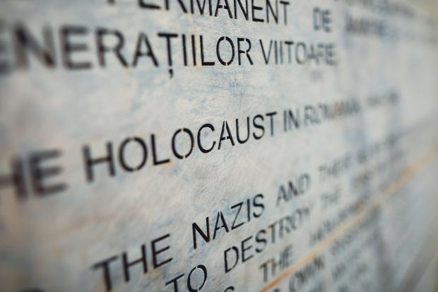 Regizorul român care pune în scenă prima operă despre Holocaust, pe muzică: „Dacă îngropăm acești oameni, uităm cine i-a ucis”