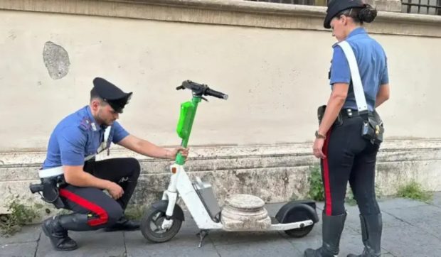 Turist fugărit de poliție după ce a furat o coloană romană de 30 kg, pe care a cărat-o cu trotineta electrică. Ce le-a spus polițiștilor