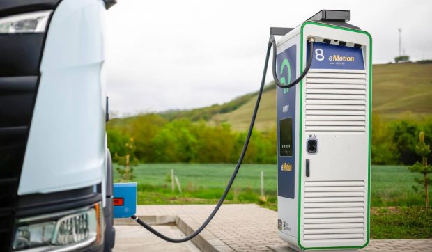 OMV Petrom inaugurează cel mai mare hub pentru vehicule electrice din România: 34 de puncte de încărcare rapidă