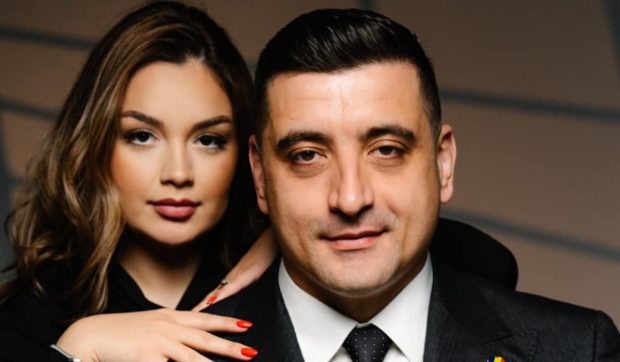 Imagine Stire Apariția lui George Simion cu soția Ilinca la trei ani de la nunta lor. Ea a arătat o poză nouă de cuplu: „Iubire, răbdare, fericire” | 2review.ro