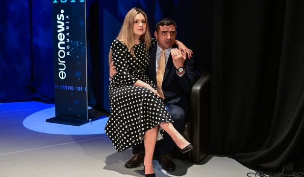 Imagini cu Mirabela Grădinaru și Ilinca Simion, din culisele dezbaterii dintre Nicușor Dan și George Simion