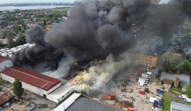 Incendiul din Giulești a produs un nor de fum toxic deasupra Bucureștiului. Medic pneumolog, despre cum ne-ar afecta aerul otrăvit: „De la tuse și senzație de sufocare, la pneumonie chimică”