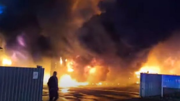 Hală de 200 mp, distrusă într-un incendiu puternic, la Însurăței. Au ars utilaje, piese de schimb, o mașină și un depozit de acte