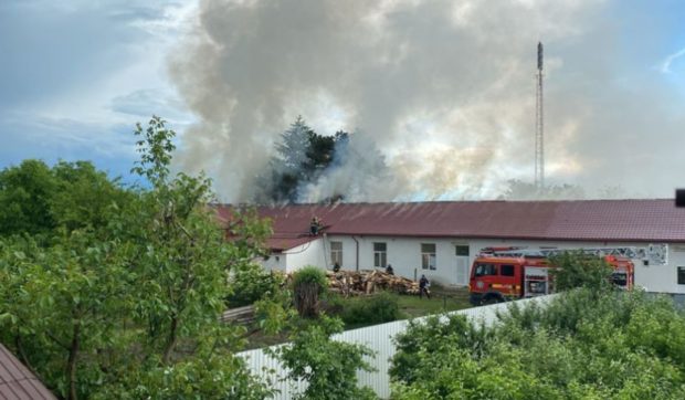 Incendiu la o școală din Vrancea: peste 30 de elevi și profesori s-au evacuat în siguranță