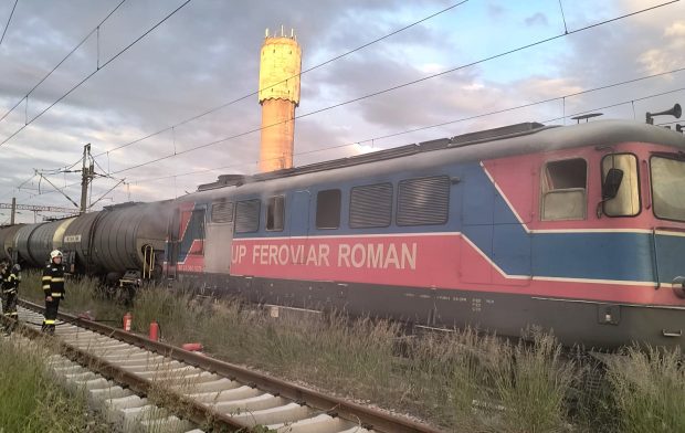 Locomotiva unui tren care transporta țiței a luat foc la Valea Călugărească. Unde era oprit marfarul cu 36 de vagoane