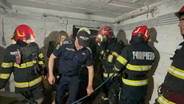Incendiu într-o școală din Pitești în care se aflau 50 de copii. Flăcările au izbucnit într-un subsol plin cu cartoane