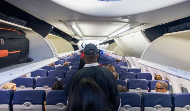 A atacat stewardesa cu o lingură ruptă și a vrut să deschidă ușa avionului în timpul zborului. Acum, vrea acasă, la mama