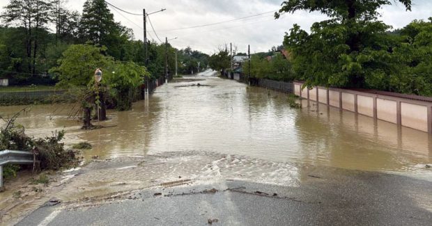 Localități din Vrancea în pericol. Au fost instalate baraje de fier în calea viiturilor din Ucraina: „Facem loc pentru unda de şoc de pe Siret”