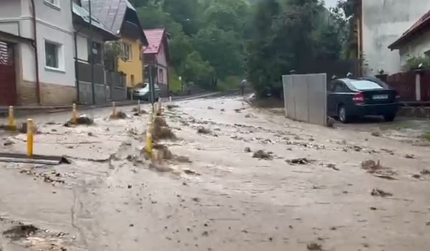 Un cartier din Brașov este inundat, după ce pârâul Graft a ieșit din matcă. Pompierii nu pot face nimic până la oprirea ploii