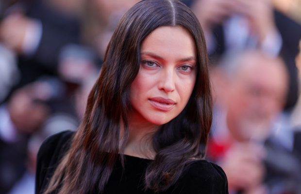 Imagine Stire Imagini cu „văduva neagră” de la Cannes 2025. Fotomodelul s-a adaptat noului cod vestimentar, care interzice nuditatea | 2review.ro