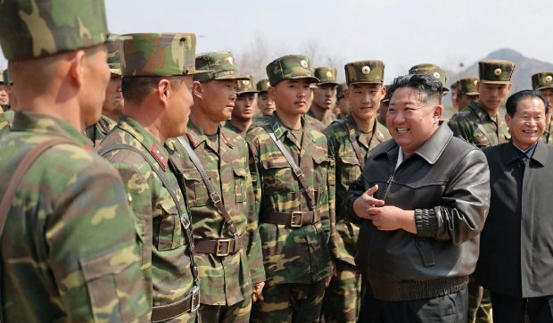 Kim Jong-un vrea să închidă gura familiilor soldaților din Coreea de Nord care au murit în războiul din Ucraina, așa că le oferă „privilegii rare”