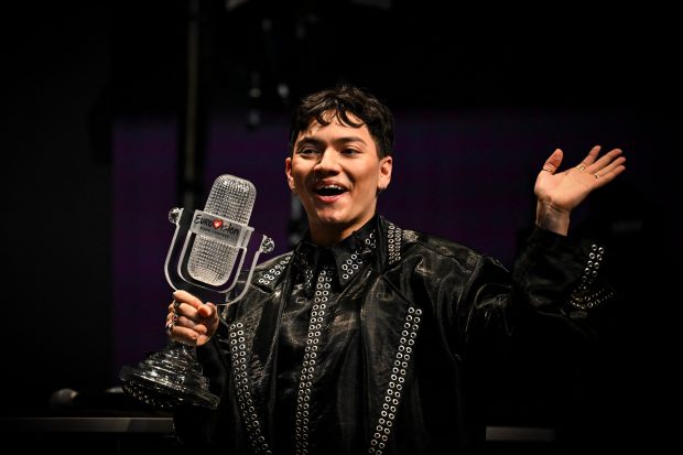 Imagine Stire Cine este Johannes Pietsch, artistul care a câștigat Eurovision 2025. A copilărit în Dubai, iar mama lui a fost bucătăreasă | 2review.ro