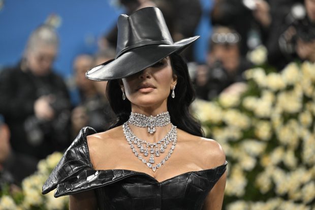 Imagine Stire Met Gala 2025. Reacția lui Kim Kardashian după ce un agent de securitate a călcat-o pe rochie. Gestul ei, surprins de camerele de filmat | 2review.ro