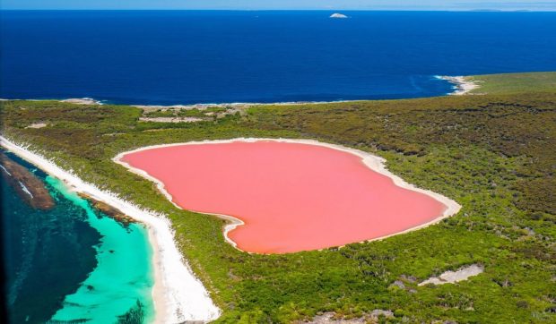 De la lacul roz din Australia la dunele care „cântă”: 9 fenomene naturale care încă sfidează știința