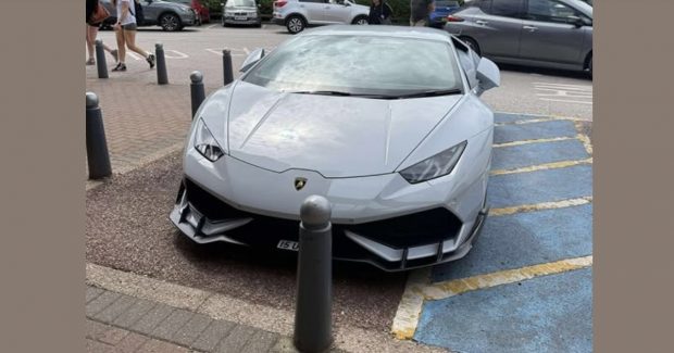Șofer de Lamborghini, criticat pentru că a parcat pe locul pentru persoane cu dizabilități: replica sa a devenit virală
