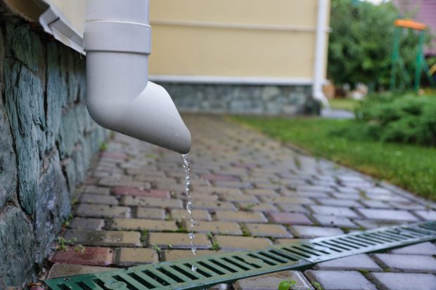 Sistemele pluviale eficiente: cum gestionezi corect scurgerea apei de pe acoperișuri, fără compromisuri