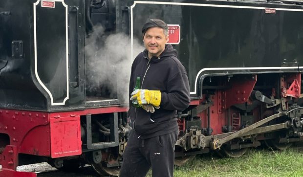 Liviu Vârciu, cuprins de amintiri la Poftiți pe la noi – Emoțiile puternice l-au făcut să retrăiască momente prețioase ale copilăriei alături de bunicul său