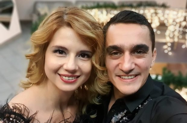  rochii surprinzătoare și eleganță într-un cadru intim și emoționant.