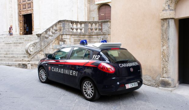 Româncă găsită cu un cuțit în spate, moartă, într-un apartament din Milano
