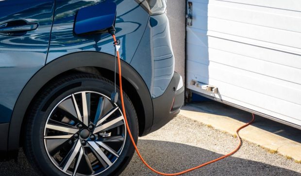 O șoferiță nu-și mai poate conduce SUV-ul electric de 50.000 de euro pentru că producătorul a dat faliment